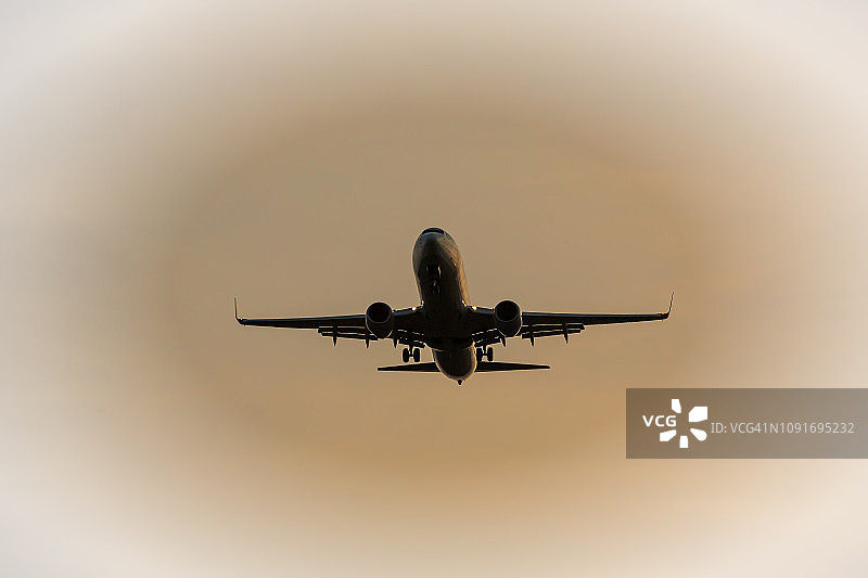 日落时分在天空中的飞机（舍内费尔德，勃兰登堡/德国）图片素材