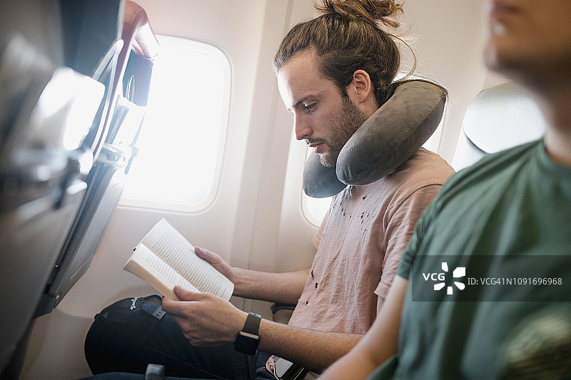 飞行途中消磨时间图片素材