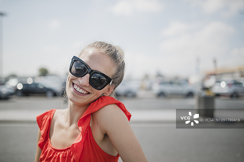 戴太阳镜的年轻女子节日肖像图片素材