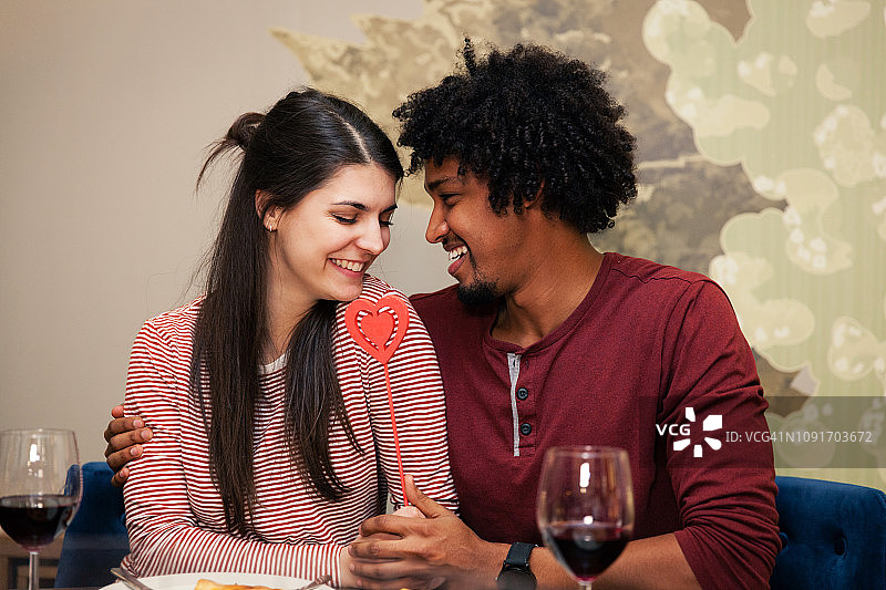 快乐的混血情侣约会图片素材