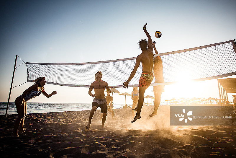 在沙滩上玩排球！图片素材