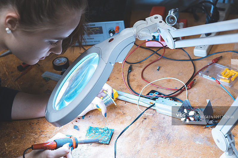 在电路实验室透过放大镜看图片素材