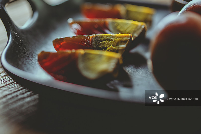 盘中的切开的皮蛋图片素材