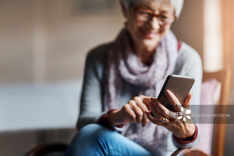 老年人保持精明科技达人图片素材