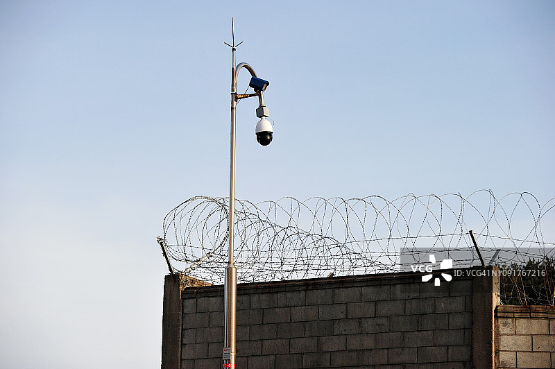 带保安岗亭的带刺铁丝网围栏图片素材