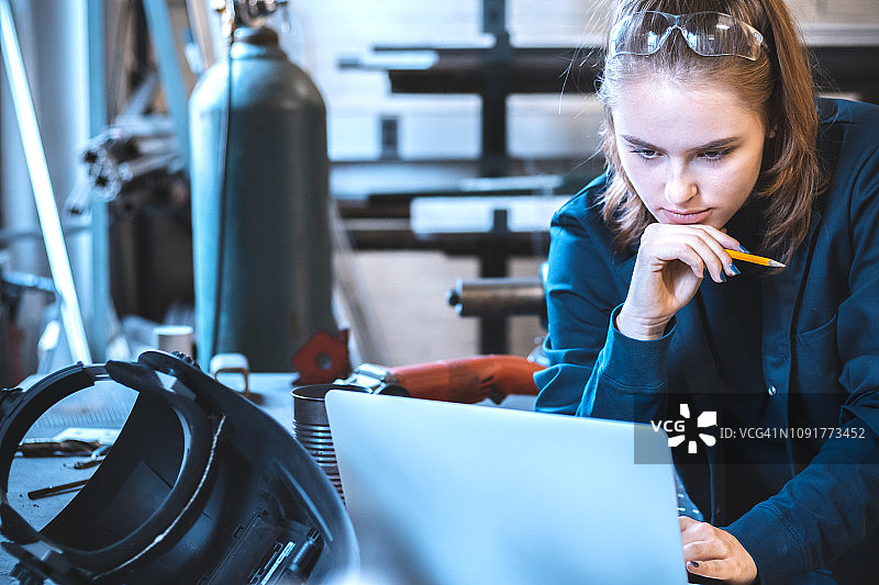 大学生在科学实验室分析测试结果图片素材