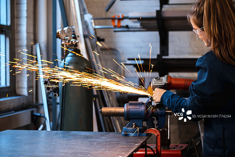 从研磨工具中飞出的火花图片素材