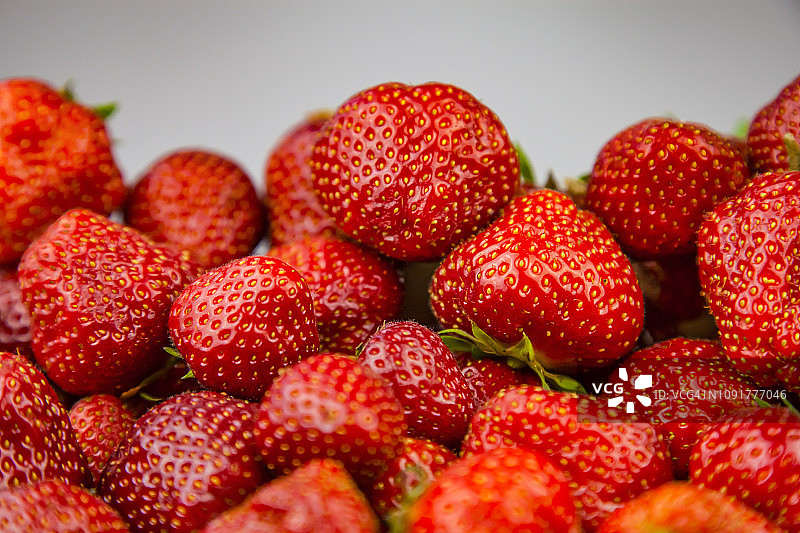 白色背景上的草莓图片素材