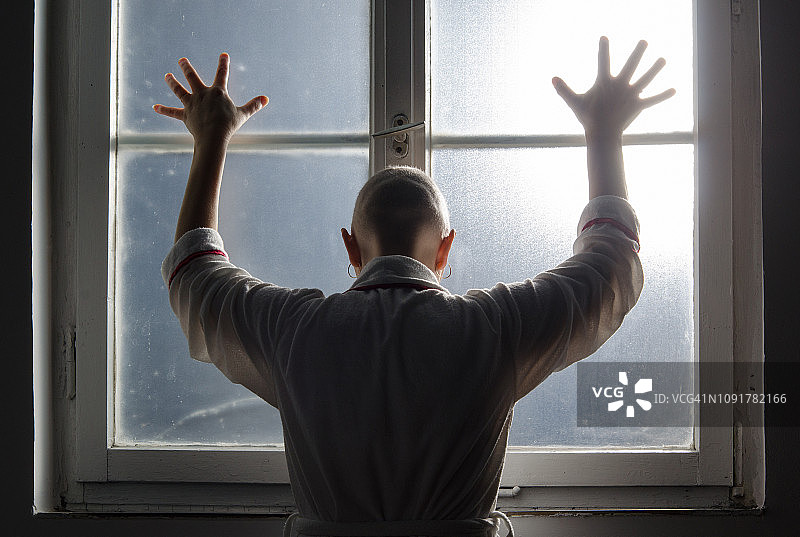 在医院接受治疗的女性癌症患者图片素材