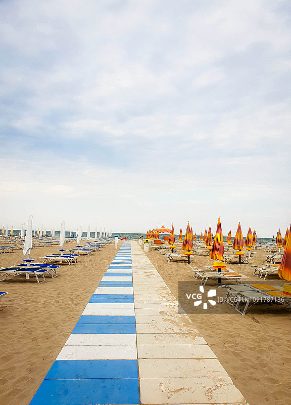 意大利里米尼海滩上的遮阳伞图片素材