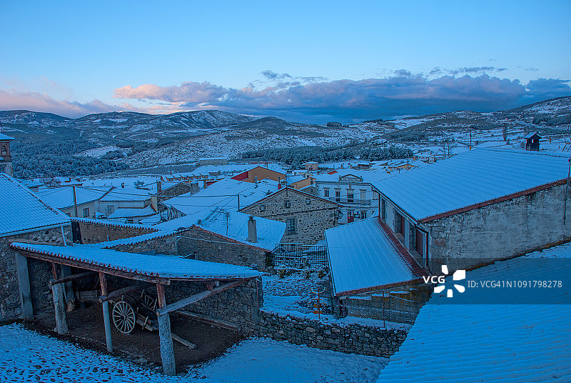 格雷多斯山脉的雪景黎明图片素材