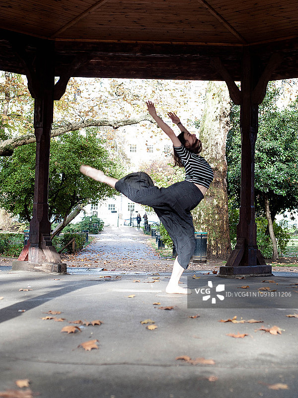 公园里的芭蕾舞者图片素材