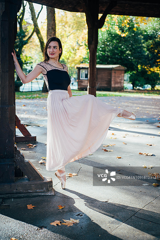 公园里的芭蕾舞者图片素材