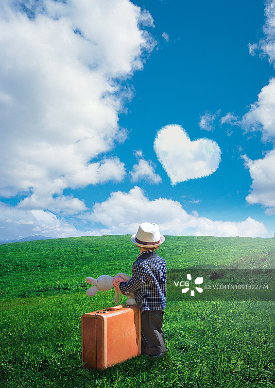 孩子仰望心形云朵图片素材