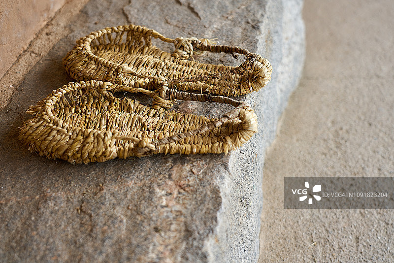 一双韩国瑞山传统草鞋图片素材