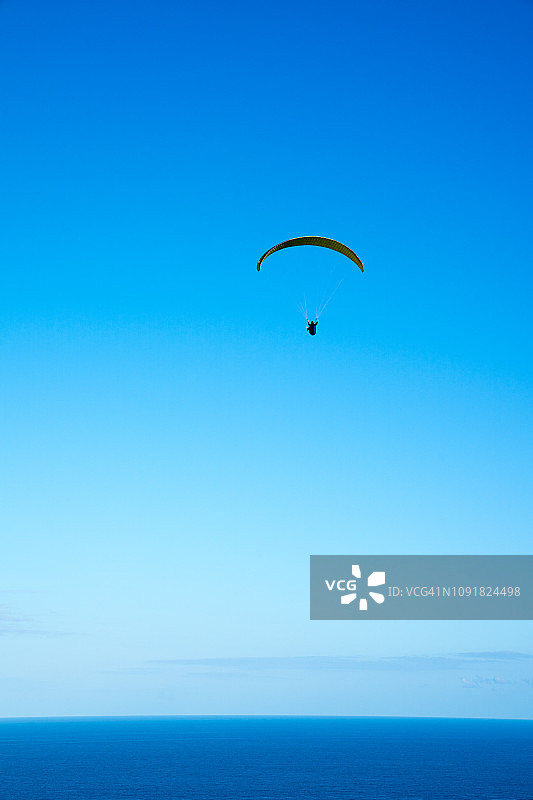 蓝天极限运动滑翔伞图片素材