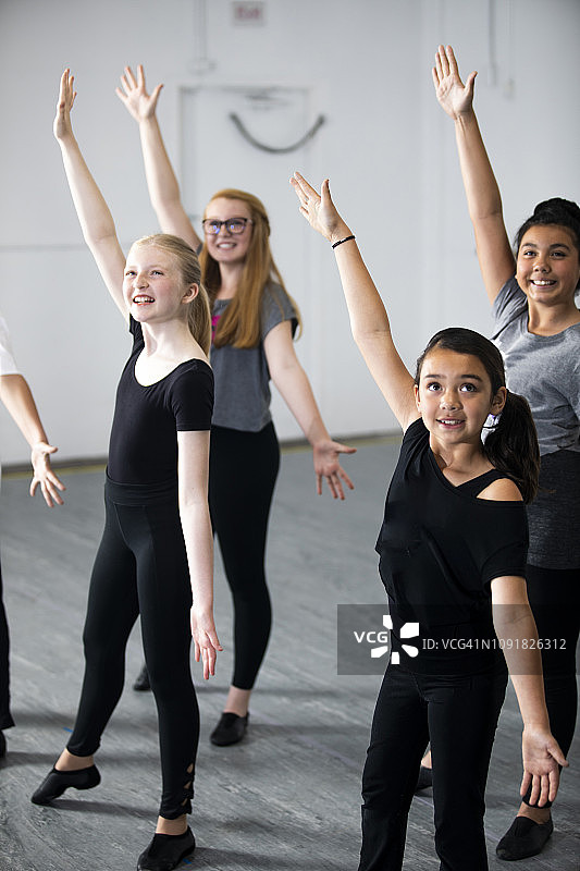 在工作室练习音乐剧舞蹈的多元化年轻学生图片素材