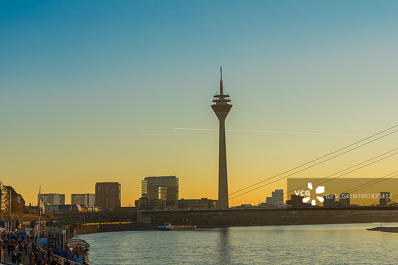 黄昏时分的杜塞尔多夫莱茵河全景图片素材