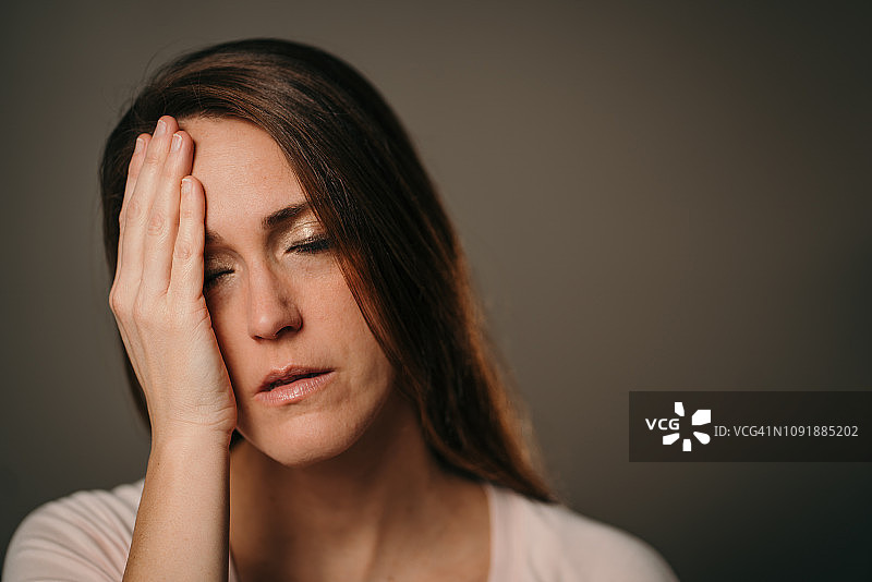 头痛的女人图片素材