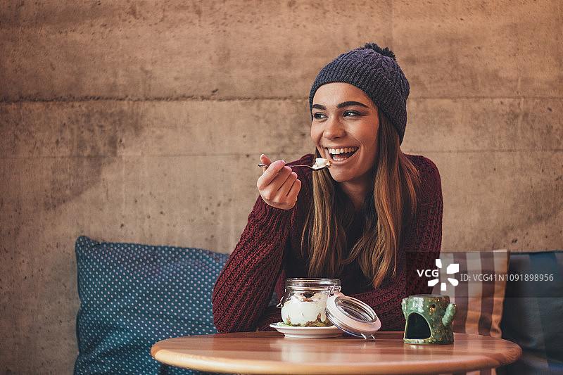 女孩吃麦片和酸奶图片素材
