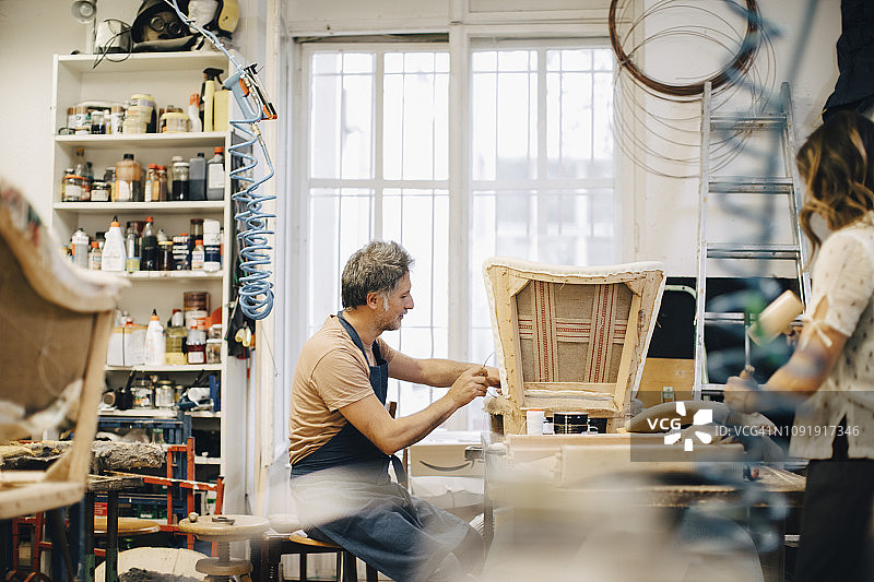 创业者在家具装饰车间制作家具图片素材