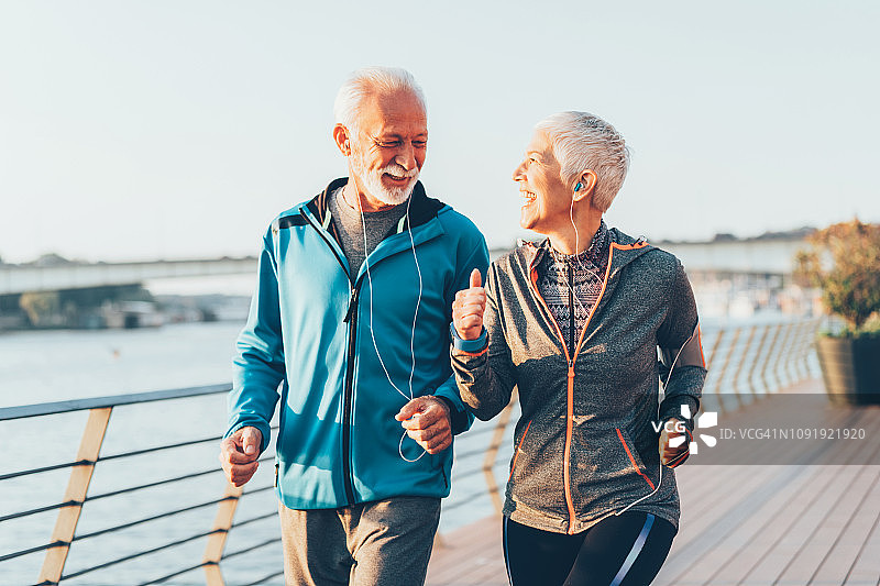 老夫妇一起慢跑图片素材