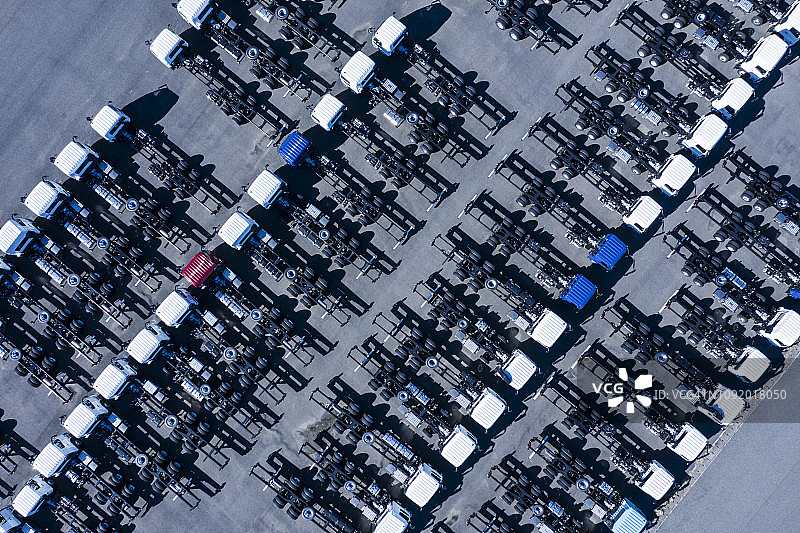 重型卡车室外仓库航拍照片图片素材