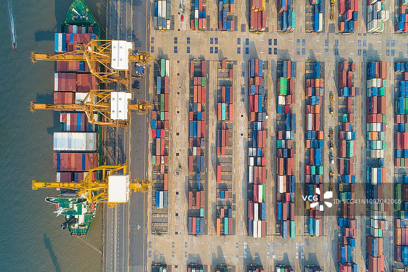 船厂集装箱货轮及货物工作起重机桥的物流运输图片素材