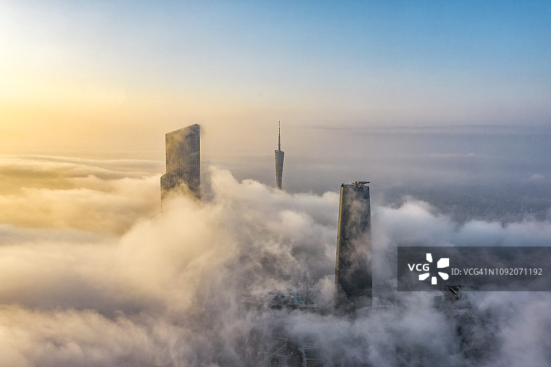雾中的广州金融区航拍图片素材