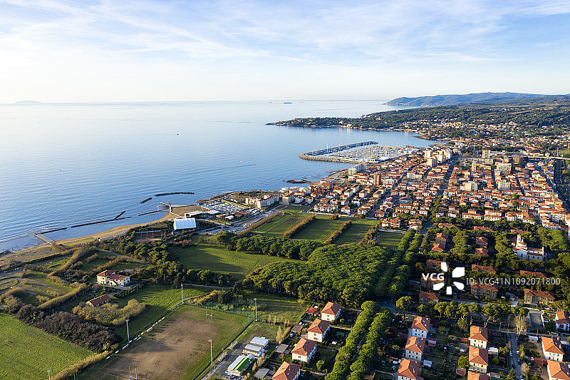 意大利托斯卡纳海岸小镇的鸟瞰图图片素材