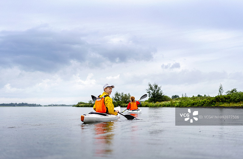 朋友们在Laugarvatn湖上划皮划艇图片素材