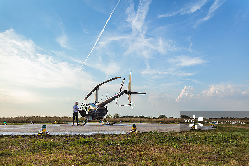 直升机飞行员打开车门图片素材