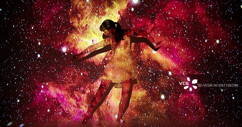 女性舞者身上的星云投影图片素材
