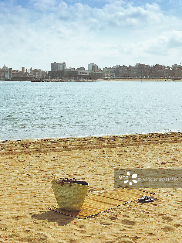 空旷海滩上的海滩配件图片素材
