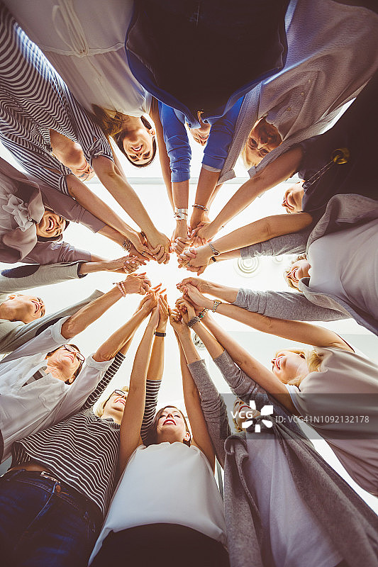 手牵手的女性团队图片素材