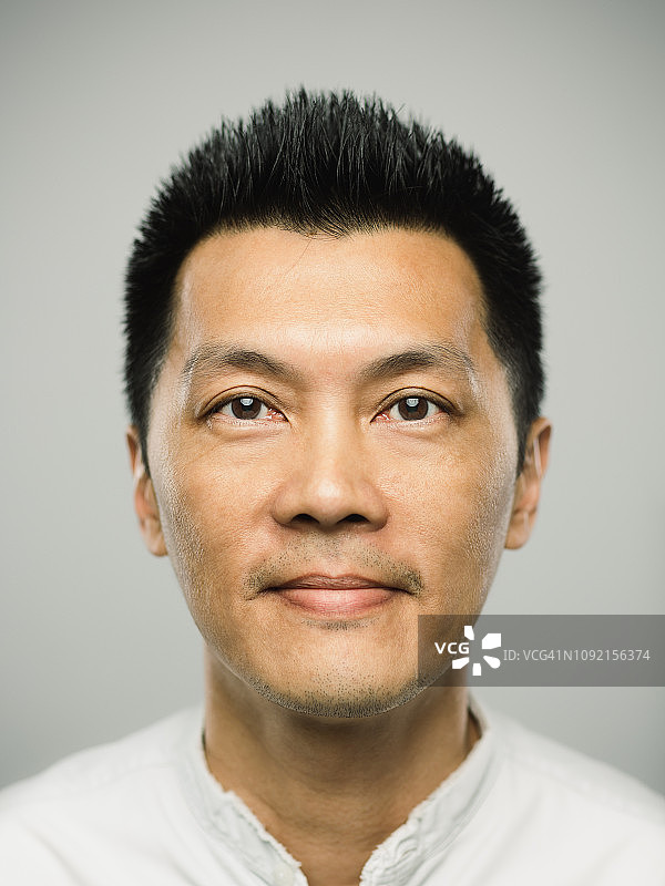 面带微笑的中国男人图片素材