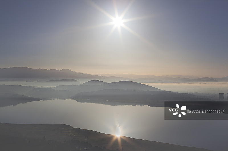 西班牙莱昂省蓬费拉达山间雾景照片图片素材