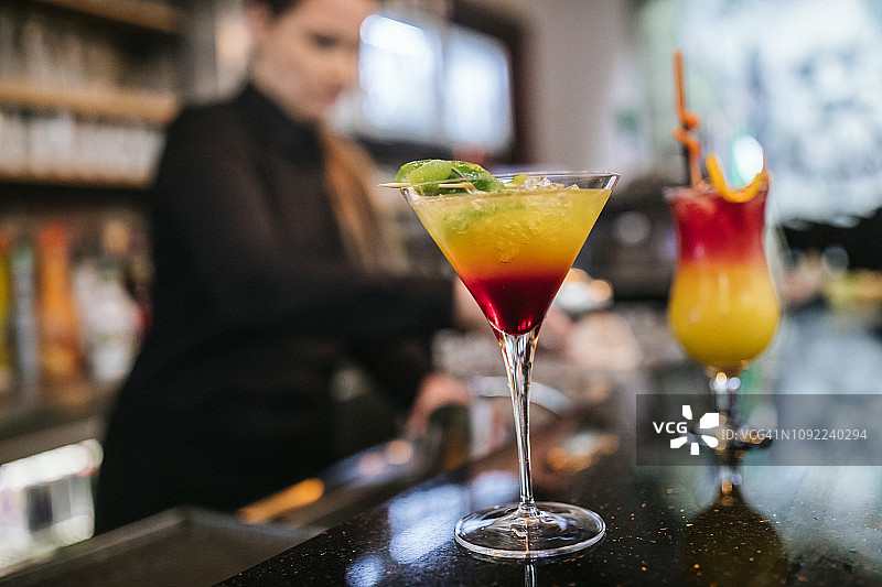 色彩缤纷的鸡尾酒杯图片素材
