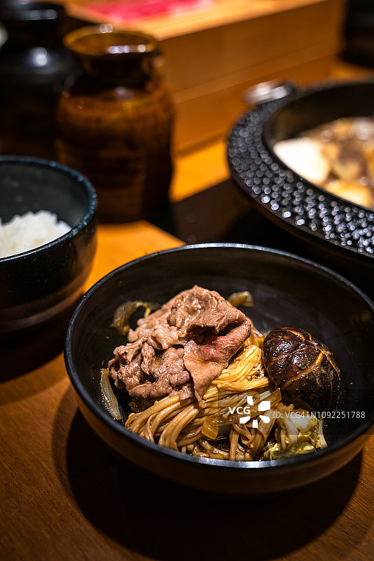 日式传统牛肉寿喜锅图片素材