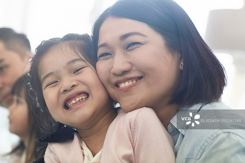 女儿和母亲在家一起享受图片素材