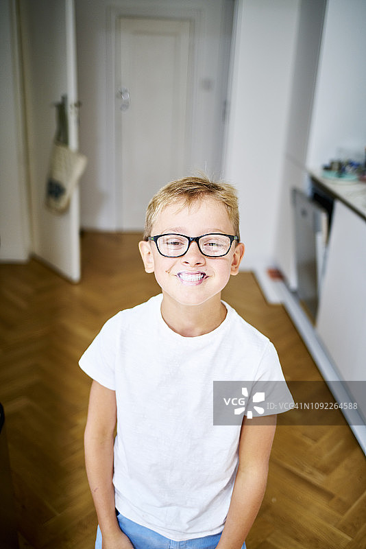 男孩用嘴唇贴纸遮住嘴唇，超现实主义微笑图片素材