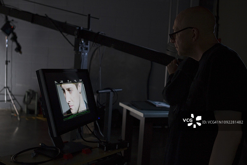 在电影拍摄现场幕后工作的人员图片素材