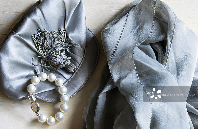 手包、珍珠手链和披肩静物特写图片素材