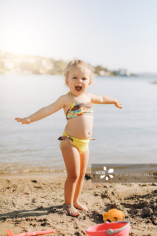 在沙滩上玩耍的快乐女童图片素材