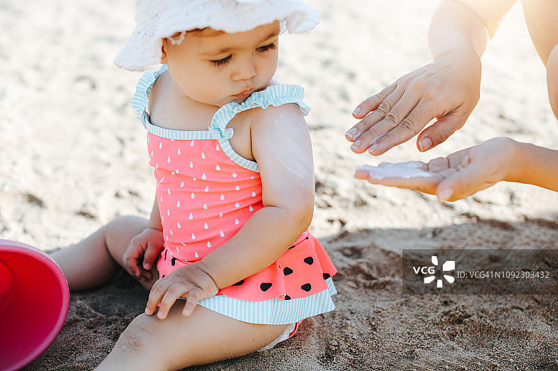 在沙滩上玩耍的快乐女童图片素材