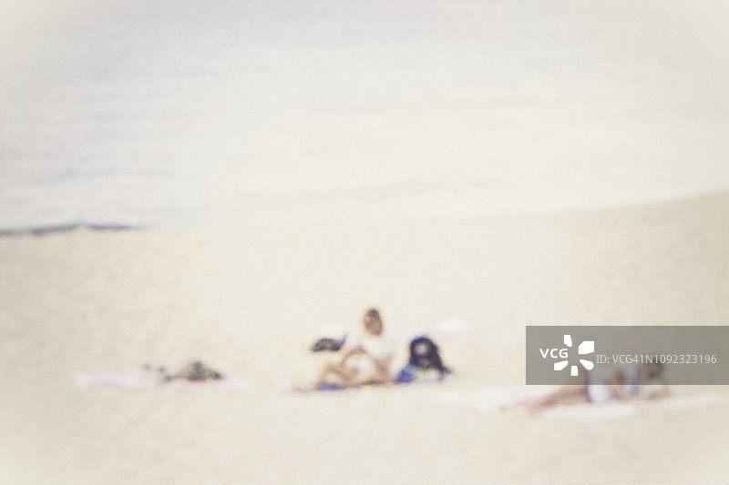 沙滩上的两人图片素材