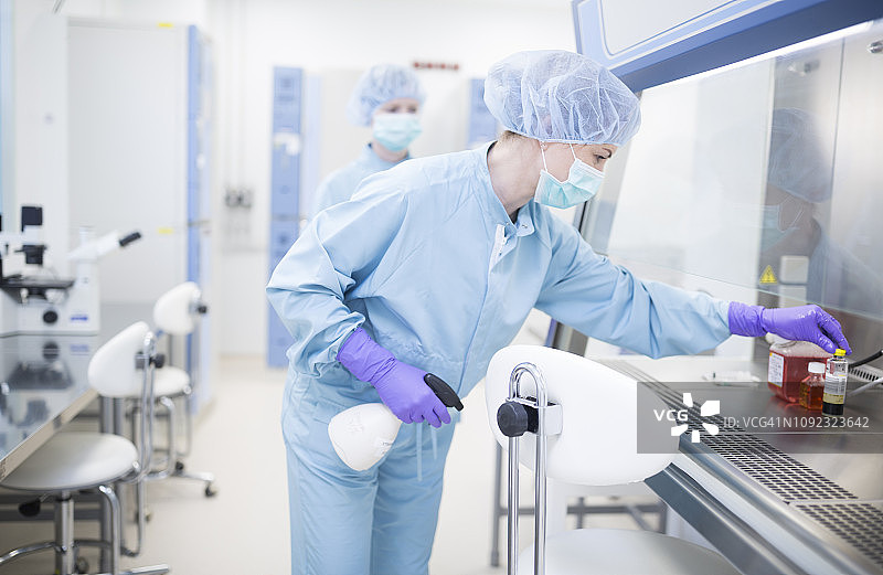 药品生产实验室层流箱中的超洁净工作图片素材