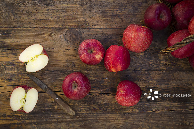 木头上的红色苹果和刀图片素材
