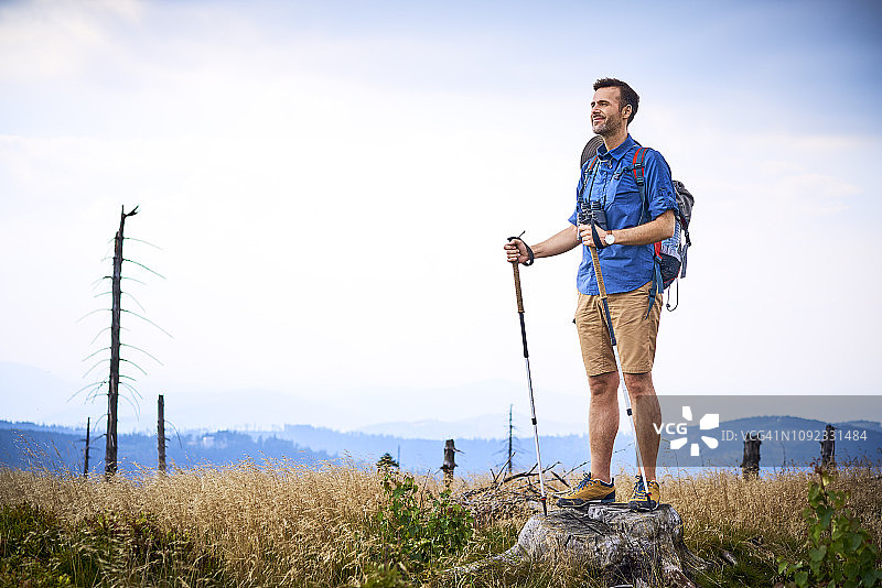 男子徒步旅行时欣赏美景图片素材