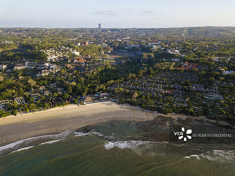 印尼巴厘岛：金巴兰海滩和GWK文化公园的航拍图片素材